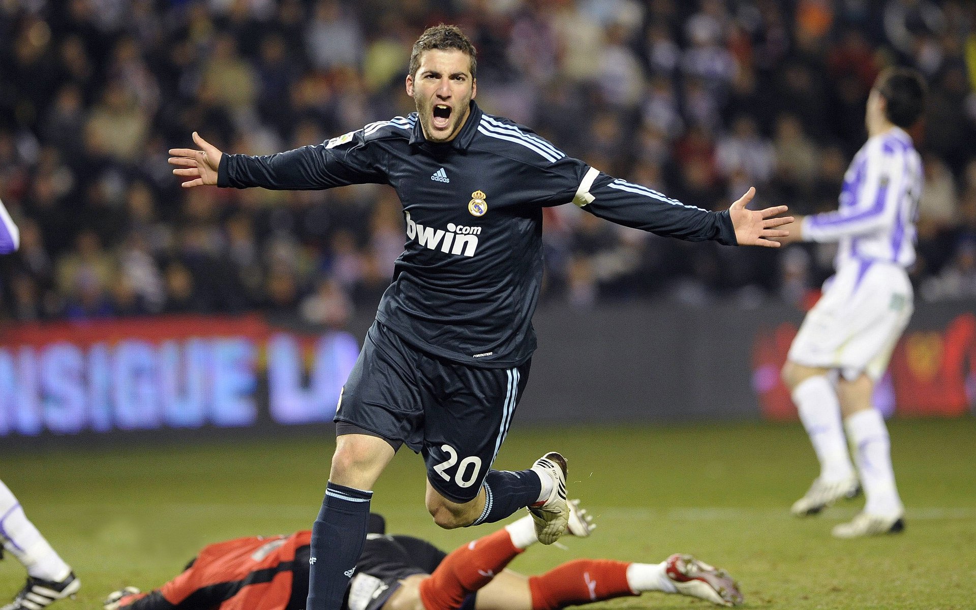 女篮姑娘用行动诠释坚强，女篮女生